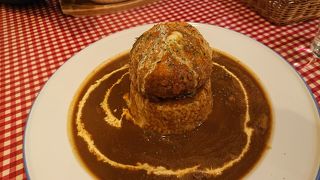 店の名物メニュー「アランドロンカレー」良し。カレーに乗った球体のチーズハンバーグとカレーが合わさって美味♪