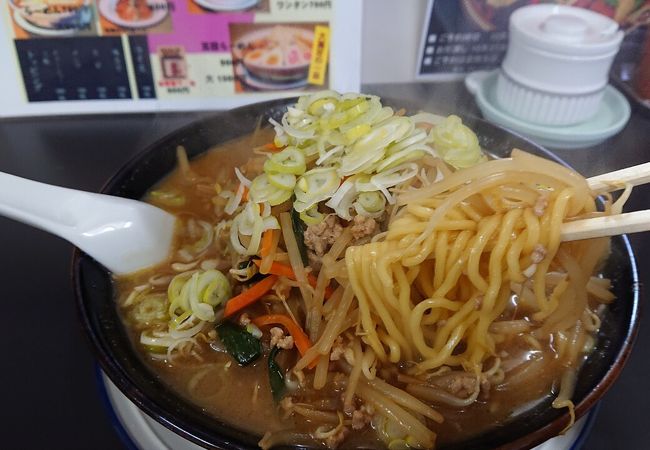 朝7時から営業。名物メニュー「味噌ラーメン」はボリュームあり、ラー油と合って美味しい♪