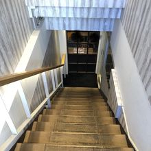 すぐ隣の入り口から地下に入った店舗に案内されました