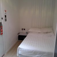 ドアを開けると目の前にベッド　せ、狭い