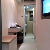 ベッド側からバスルームを見た感じ　細長い不思議な部屋