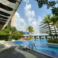 広いプールやジムあります