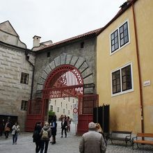 赤い門。わかりやすい。