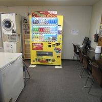 ロビー奥の自販機コーナー＆PCコーナー