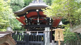 重厚感ある黒漆塗りの社殿