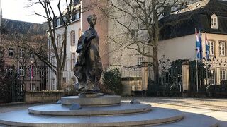 クレアフォンテーヌ広場に