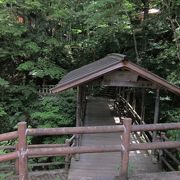内村川に架かる木造の屋根付き橋