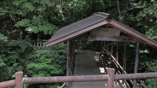 内村川に架かる木造の屋根付き橋