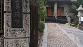 円形の建物が特徴的