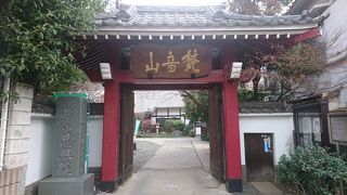 住宅街の中に山門