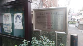 墓石に彫られた女性の姿