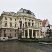 国立劇場だけあって立派な建物