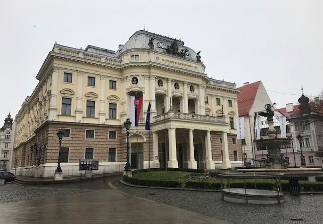 国立劇場だけあって立派な建物