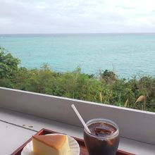 海とコーヒーとケーキの至福の時間です