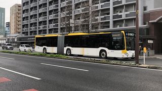 連結バスが走る