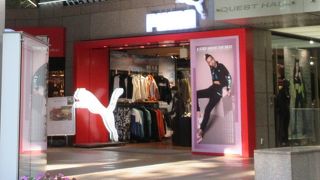 靴以外のウェアについても、シンプルで飽きの来ないデザインの物が揃っていました。