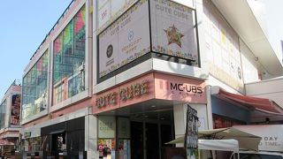 内部はすれ違うのもやっとな位に狭く、且つ賑やか。