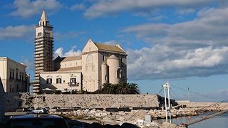 プーリア・ロマネスクの美しい教会。鐘塔が修復中でした。