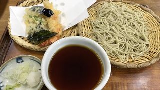 緑に囲まれたお蕎麦屋さん