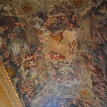 室内の壁画・天井画もみどころのひとつ。