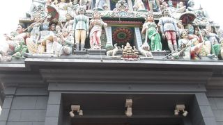 建物入口から迫力のあるヒンズー教寺院でした