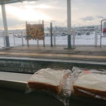 作りたてのパンをお持ち帰り。電車の中で朝食に♪