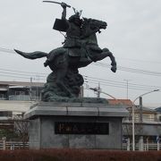 分倍河原駅前で新田義貞公の像を見ました