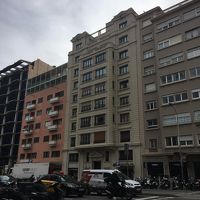 中央の白っぽい建物です。