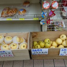 青森産のリンゴも売ってます。