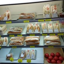 サンド以外の色々なパンも売ってます。