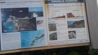 白い灯台のある厳しい岬
