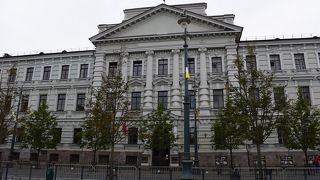 入口は公園には面していません