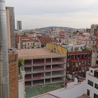 部屋の窓から、ムンジュイックの丘が見えます。