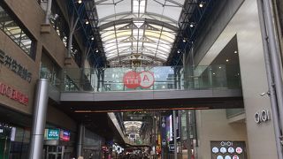 多くの店があり、たくさんの人で賑わう