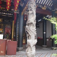 本堂脇の龍の装飾の柱