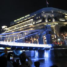 シンガポール最古の吊り橋、カヴェナ橋とフラトンホテル