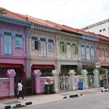 外壁は、その時々の入居者の好みの色で塗られるので…、