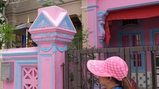 プラナカン建築のテラス・ハウスが並んでいる町並みが見られます。