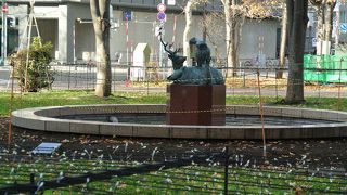 動物と鳥の銅像