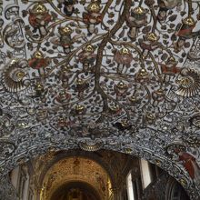 天井の「命の木」