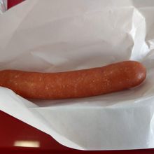 ビールを注文するとたらこソーセージがついてくる。