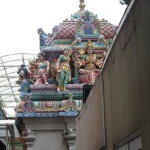 祠堂の様な建物の屋根の上の神々の像