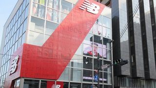 表参道からすぐ。