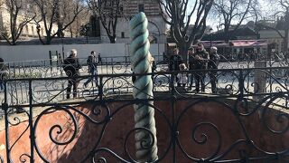 2本のオベリスクの間