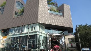 明治神宮前の駅からすぐ。