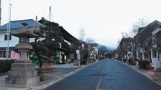 色々な店が軒を連ねます