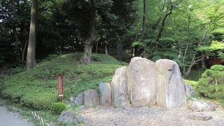 大きな岩を三枚直立させた造形