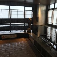 温泉は黒湯です