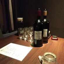 店内の雰囲気、飲み放題コースのワインとウーロン茶です。