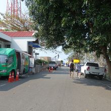 銅像までのアプローチ